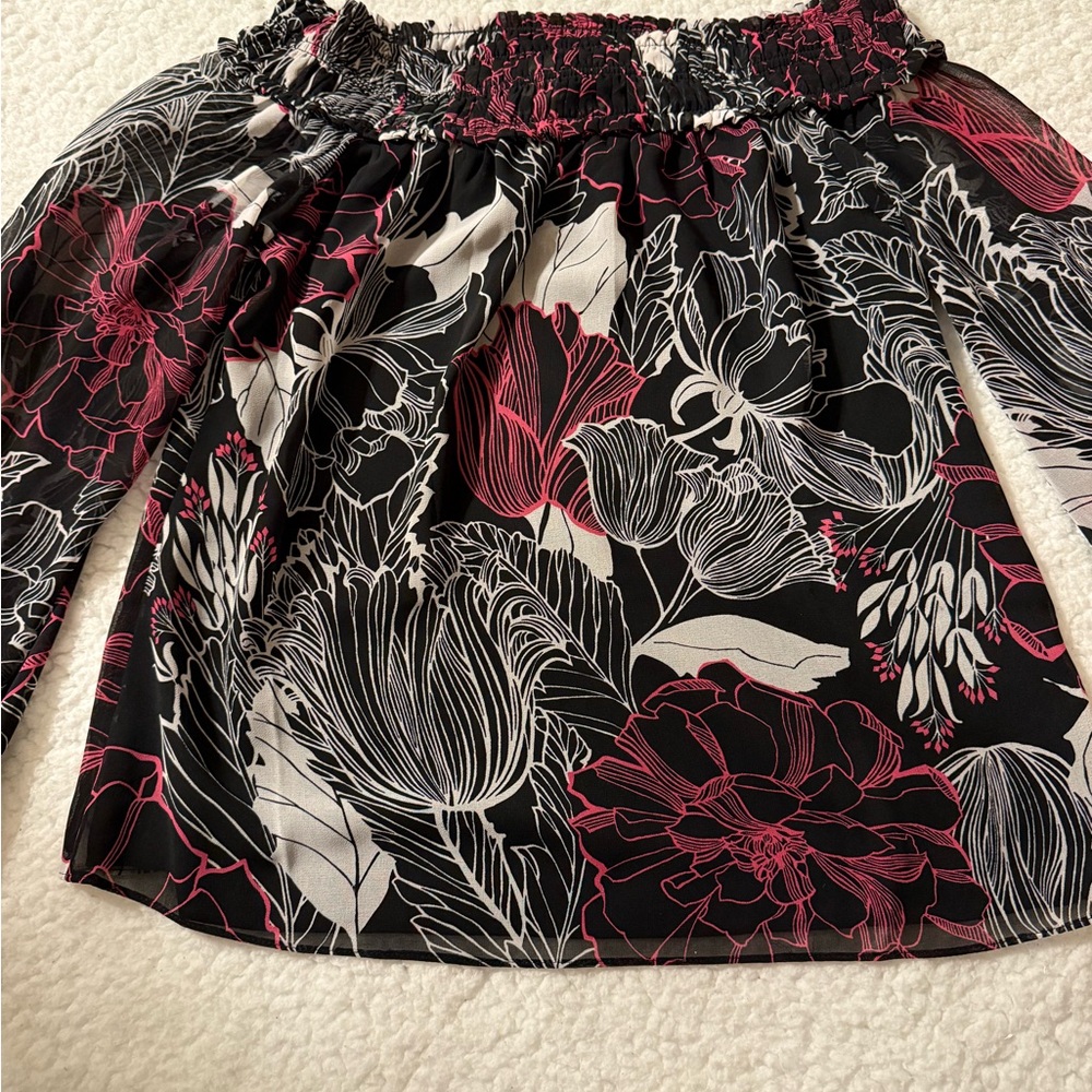 ⭐️ 3/$20 White House Black Market outlet Floral Off-Shoulder Blouse size small - Picture 2 of 6